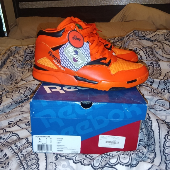 I am selling my Dee Brown Halloween edition Reebok pumps - Picture 2 of 2